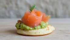 Blinis au saumon et guacamole