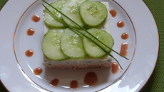 Cheesecake aux concombres et sa vinaigrette de poivron