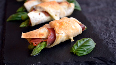 Croissants de tortilla aux asperges, jambon cru et pesto