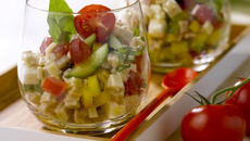 Salade de Crozets, dés de tomate, poivron jaune, concombre, feta, basilic, vinaigrette à l'huile d'olive et au citron