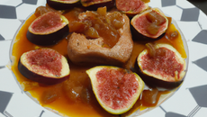 Porc aux pommes et aux figues en sauce tomate