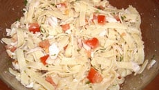 Salade de Fettucine à la tomate et au basilic