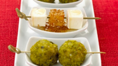 Croquettes de fromage de chèvre, saupoudré de pistaches et pignons