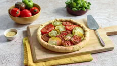 Tarte aux tomates anciennes revisitée à la compotée d’oignons