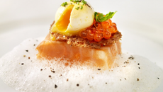 Saumon de Norvège fumé, toast de pain de seigle, œuf de caille confit et émulsion d'amandes