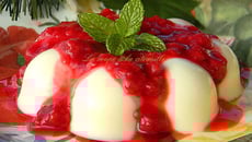 Panna cotta au chocolat blanc et coulis de framboises