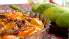 Tarte tatin mangues et rhubarbe confite au sirop de pamplemousse-romarin