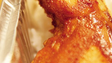 Cuisses de poulet laquées au miel épicé et chutney maison de pommes aux 3 gingembres sur riz parfumé