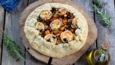 Tarte rustique au potiron, fromage de chèvre et noisettes