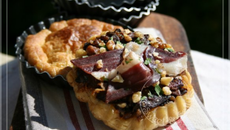 Tatin de cèpes au pur brebis Pyrénées et magret de canard séché