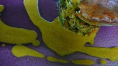 Tourteau farci à la julienne de légumes et son jus de crustacés