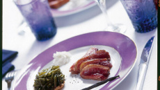 Tatins de Haricots Verts caramélisés et crème fouettée à la vanille accompagnée d'un magret de canard