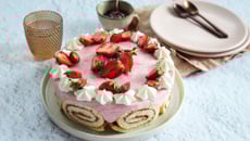 Gâteau bavarois au roulé de fraises