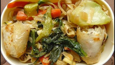 Nouilles sautées aux feuilles vertes