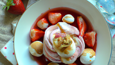Eton Mess aux fraises juteuses et meringues croquantes