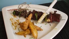 Ca sent l'été ! Brochettes cuites au barbecue, ses potatoes maisons et sa sauce au Bleu et au roquefort ! Pour 6