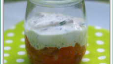Verrine de yaourt aux herbes, tartare de saumon et poivron au curry
