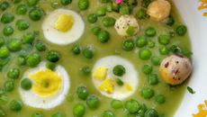Potage de petits pois, œufs mollets et ciboulette