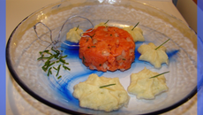 Tartare de saumon et son émulsion de soupe fine au champagne