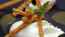 Œufs meurette au crémant de Bourgogne, mouillettes de pain d'épices et gelée de cassis