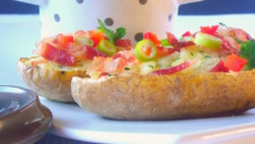 Pommes de terre farcies à l'abondance et à la poitrine de porc fumée