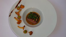 Filet d'agneau presto en croûte d'herbes fraîches et noix, poêlée de girolles et panais glacés
