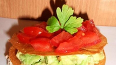 Mille feuille croustillant à l'avocat et au thon