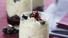 Verrine de mousse de citron au cassis