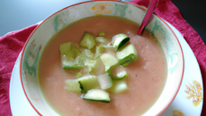 Soupe glacée de concombre, pomme et fraise