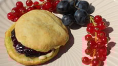 Scones à la confiture de myrtilles