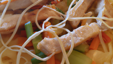 Nouilles sautées à la dinde et aux légumes