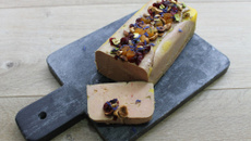 Foie gras mi-cuit enrobé d'une fine croûte aux fruits secs