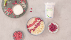 Smoothie bowl aux baies de goji, cranberries séchées et miel