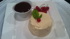 Blanc manger et coulis de fruits rouges