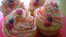 Cupcake vanille-fraise masquée