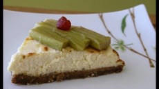 Tarte d'amour au fromage blanc et rhubarbe pochée
