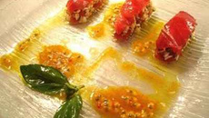 Mille feuilles de thon en risotto de soja aux crevettes, sauce passion, curcuma