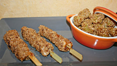 Brochettes de poulet mariné accompagnés de pomme de terre sésame