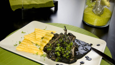 Seiches à l'encre, chips de polenta