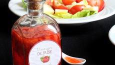 Vinaigre de fraises & petite salade fraiche