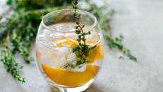 Detox Water pêche et thym (eau de pêches au thym)