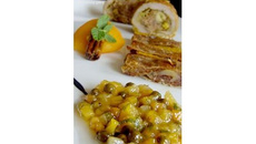 Rouleau de canard aux deux abricots en épices chaudes son croquant de fruits secs à la salsa d'abricots au poivre vert