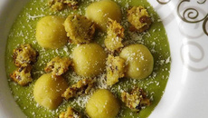 Gnocchis de pommes de terre à la semoule avec son velouté de petits pois et crumble parmesan pistache