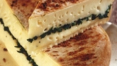 Reblochon farci aux herbes en croûtes d'épices