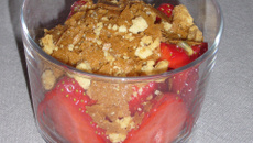 Crumble de fraises au fruit de la passion et aux crêpes gavottes