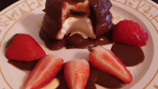 Le mi-cuit au chocolat, à la crème et à la fraise
