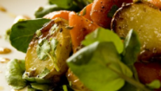 Salade de pommes de terre et carottes rôties