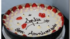 Gâteau sablé à la pistache et mousse de fraise