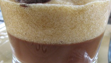 Verrines gelée de chocolat à la réglisse, mousse de poires