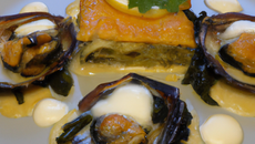 Millefeuilles de cabillaud, moules et Saint-Jacques au fromage